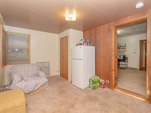 3rd image of 122/124 N Division St