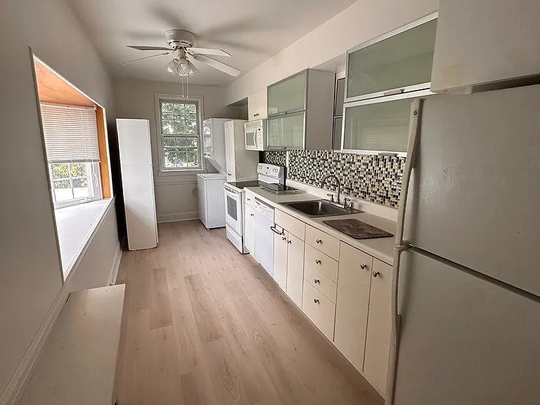 4705 Kenwood Ave #B — Photo 8