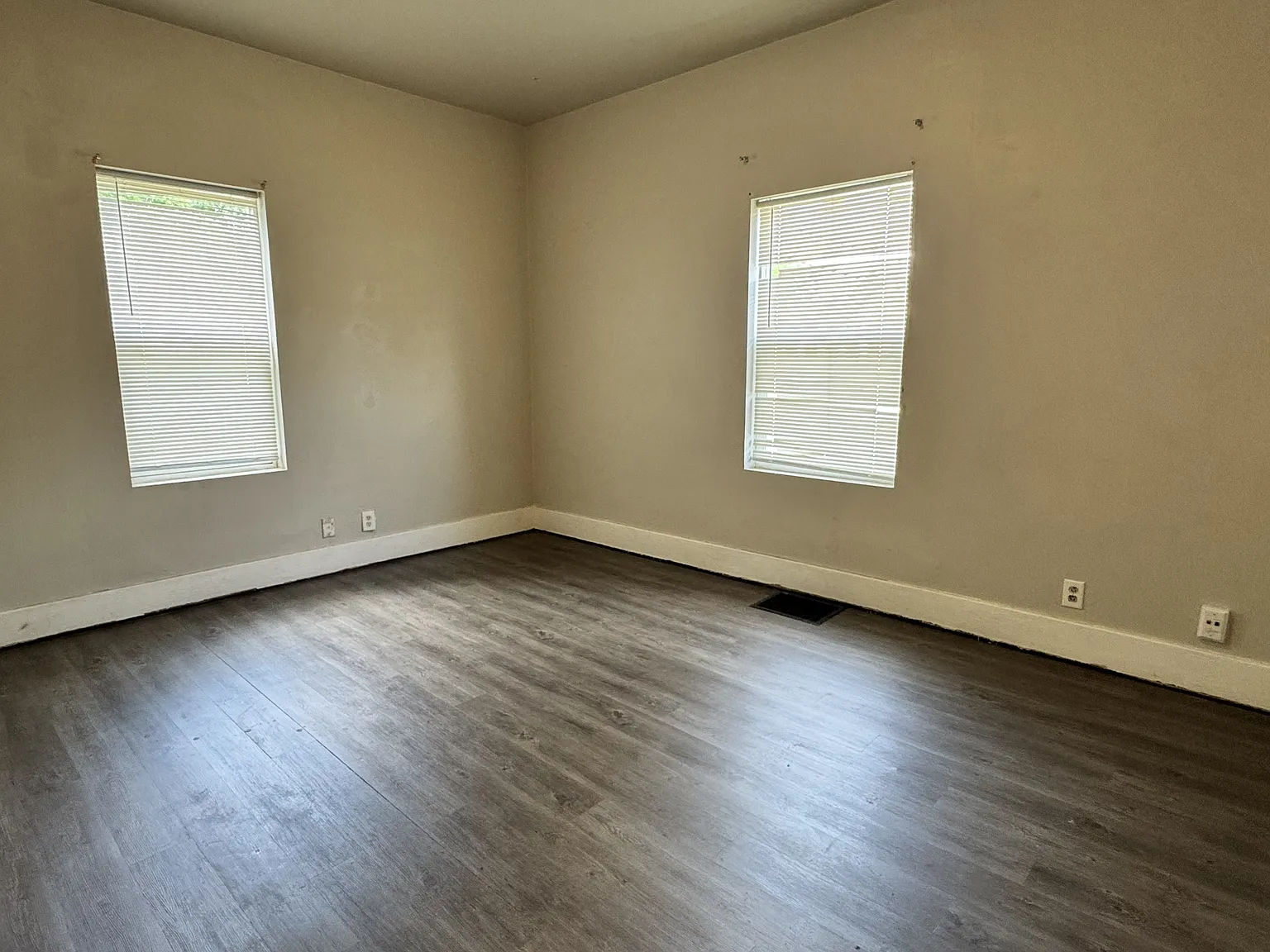 719 W Walnut - 1 — Photo 2