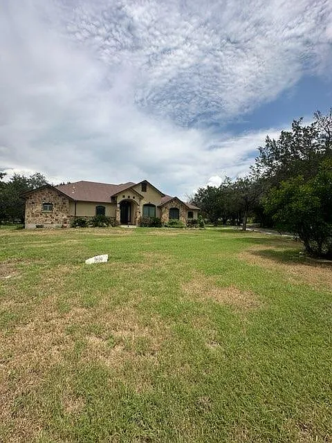 3 bed, 2.5 bath, 2362 sqft, $3,200 — Photo 3