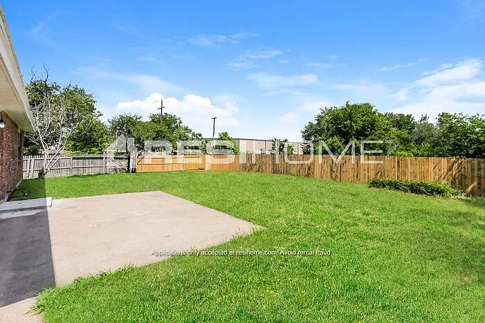 906 Fort Worth St — Photo 12