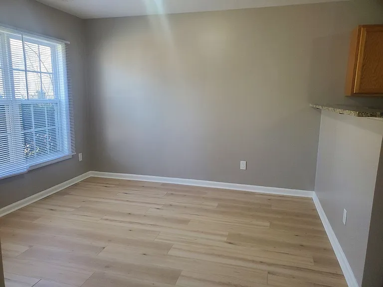 1136 Drew St — Photo 4