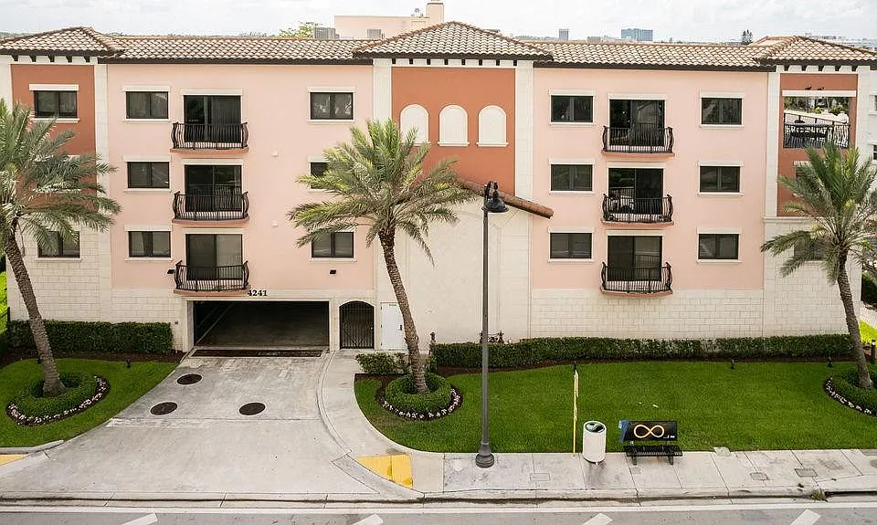 4241 Ocean Blvd #101