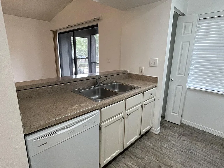 202 Riverbend Dr #201 — Photo 7