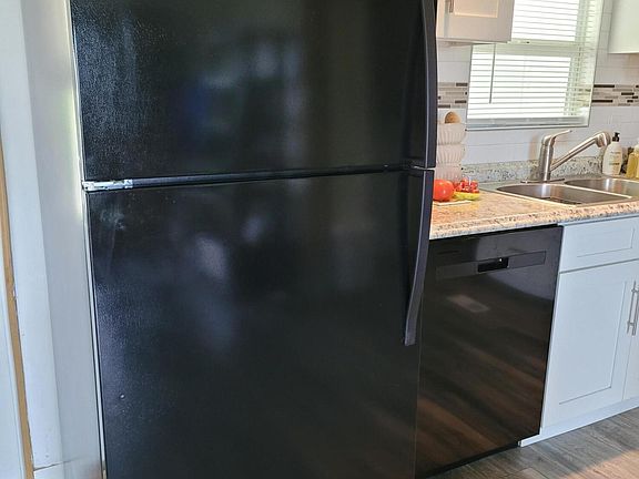 5th image of 209 Cobia Ct