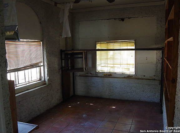 3rd image of 950 E DREXEL AVE