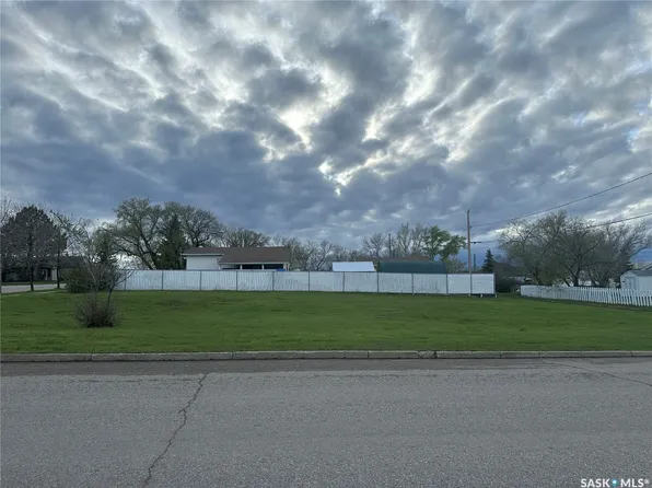 400 3rd Avenue W, Assiniboia, SK S0H 0B0