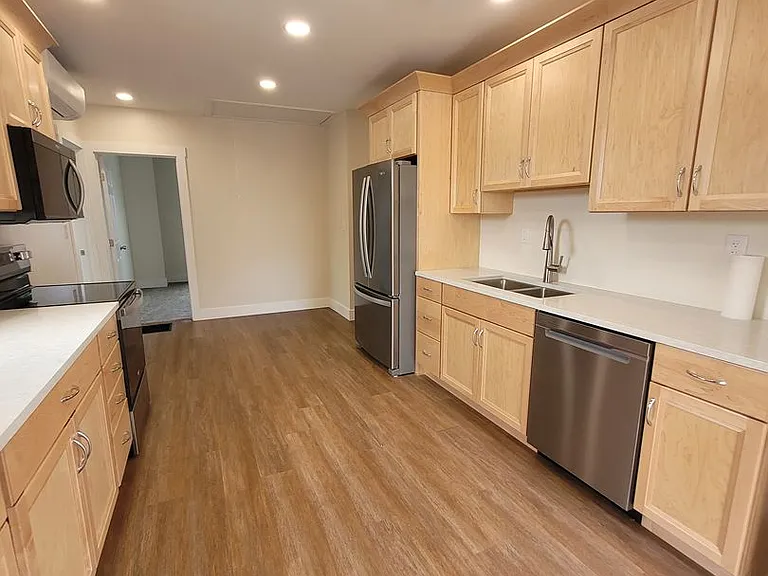 21 E Maple St — Photo 3