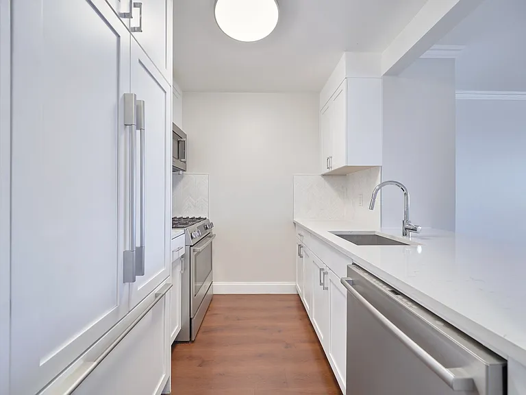 160 Riverside Blvd #15P — Photo 6