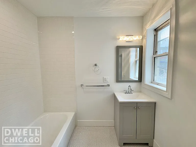 1538 W Walton St #1R — Photo 2