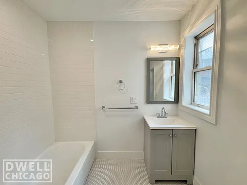 1546 W Walton St #1R Photo 1