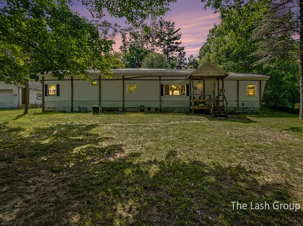 1665 S Forest Hills Dr, White Cloud, MI 49349