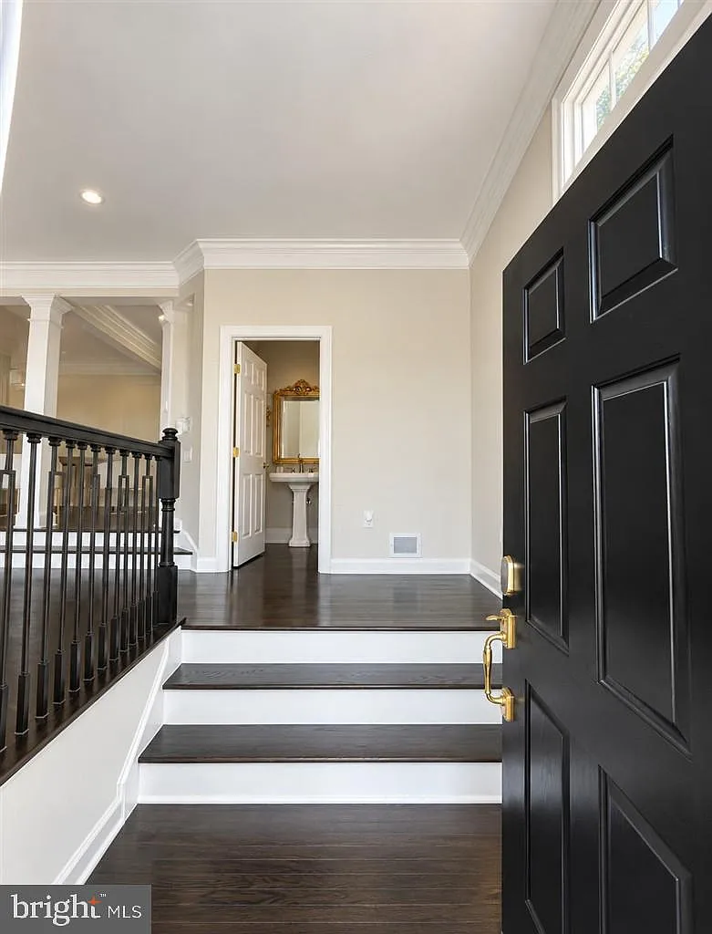 3 bed, 3.5 bath, 2588 sqft, $5,300 — Photo 2