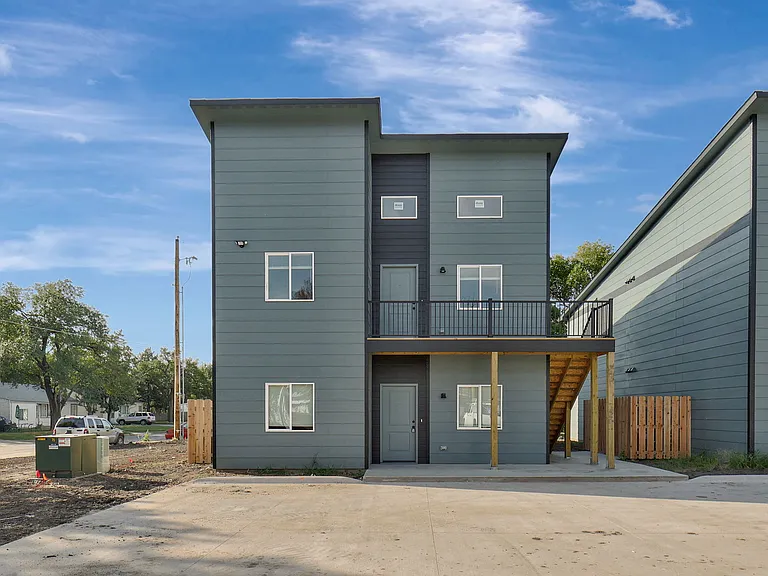 1023 S Edwards St #200 — Photo 10