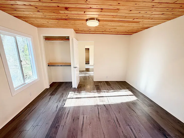 345 Crane Blvd — Photo 47