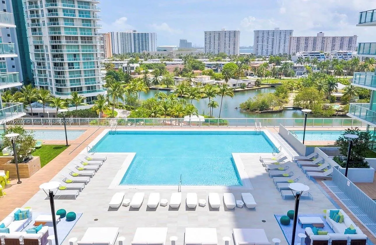 Parque Towers Condo — Photo 3
