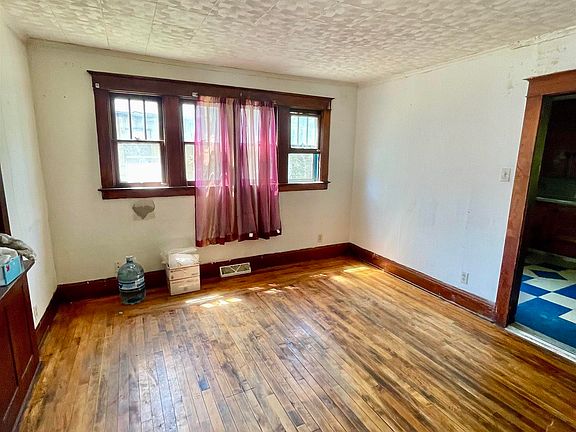 5th image of 2621 Eddy St