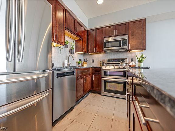 3rd image of 1237 Washington Ave APT 1211