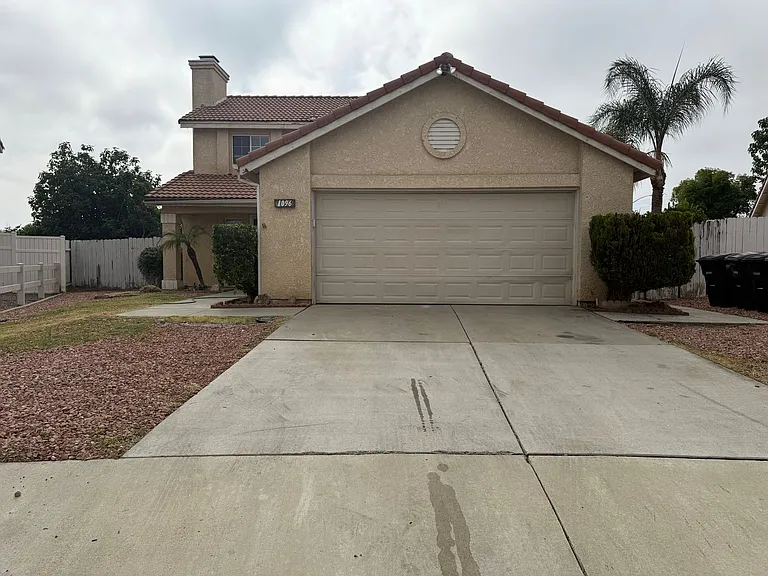1096 Burton St — Photo 1