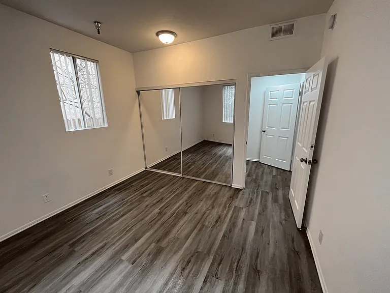 685 Kelton Ave — Photo 10