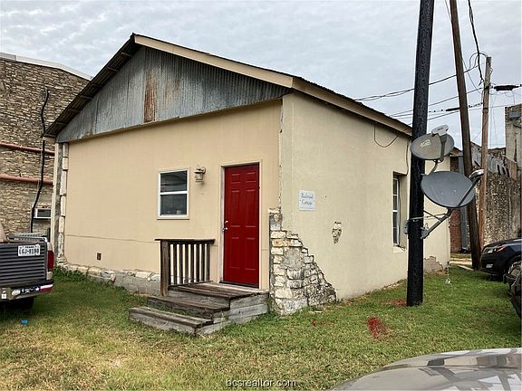 2nd image of 211 W Washington Ave