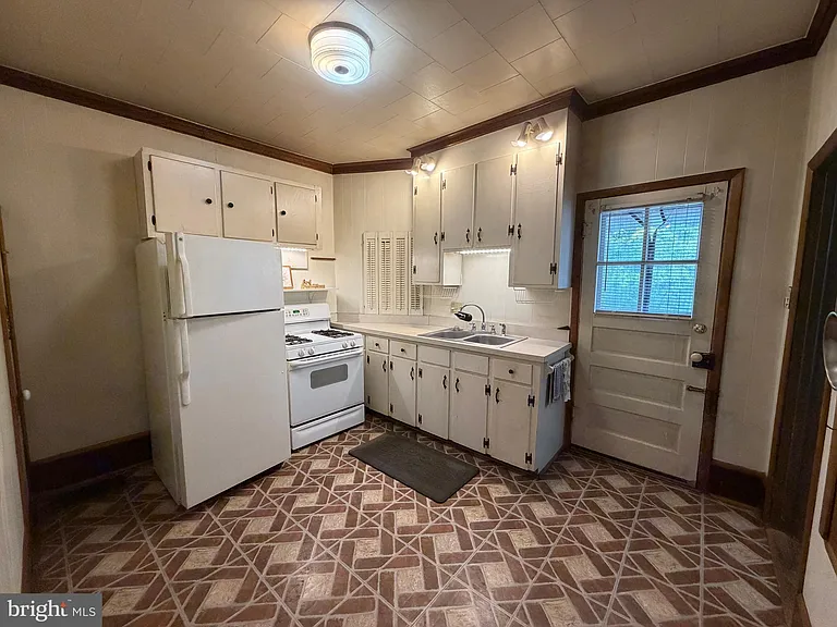 508 W Burke St — Photo 14