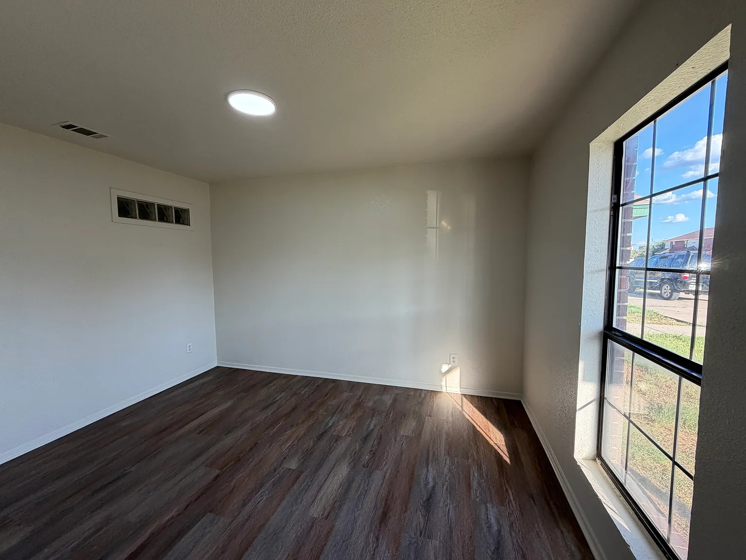2 bed, 1.5 bath, 885 sqft, $747 — Photo 1