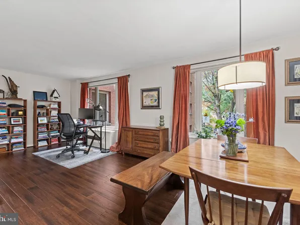 2400 41st St NW APT 210, Washington, DC 20007