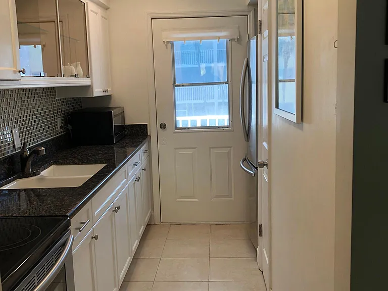 Kitchen. New S/S Samung fridge and oven. Granite work surface
