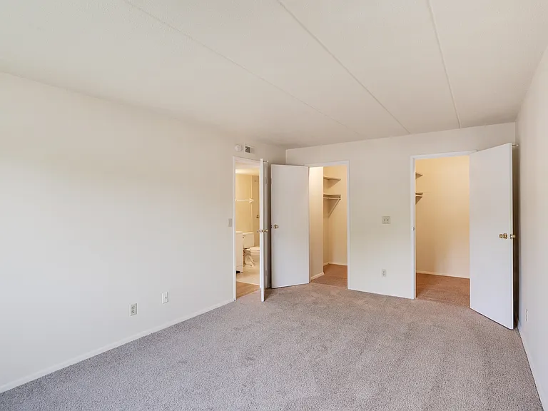 Vantage Pointe West Apartment Homes — Photo 10