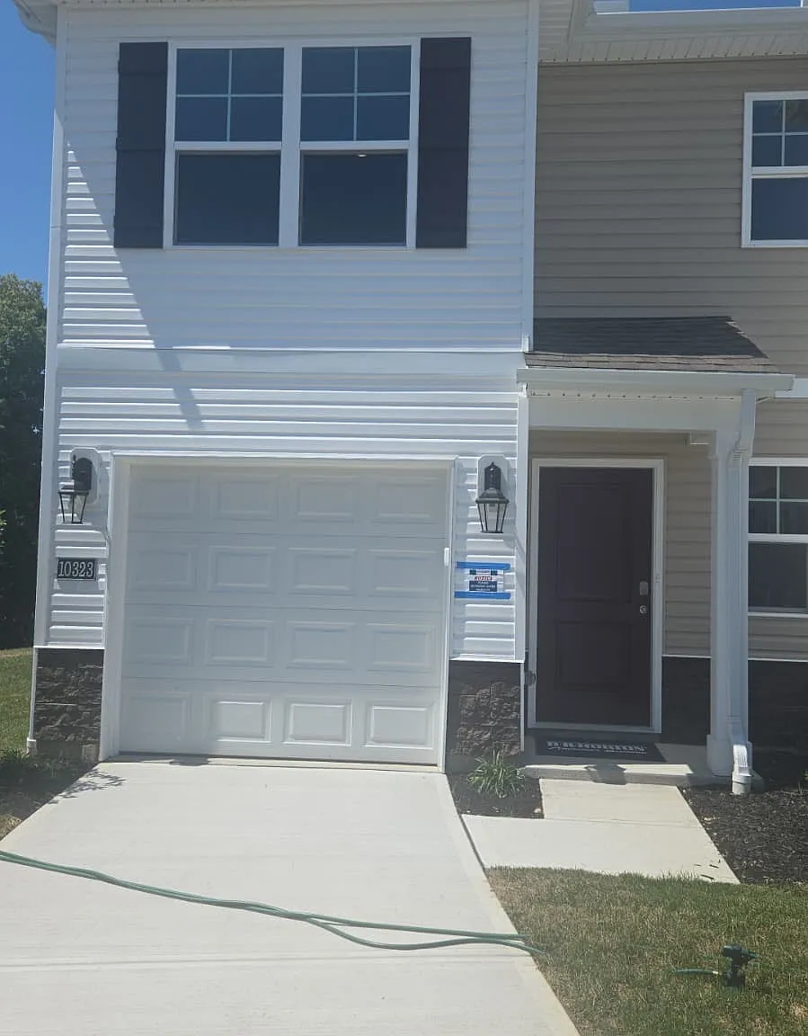 3 bed, 1418 sqft, $2,300 — Photo 1