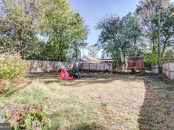 3rd image of 213 E Del Ray Ave