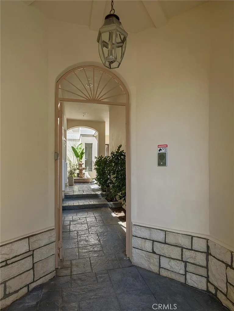 5 bed, 3700 sqft, $10,900 — Photo 4