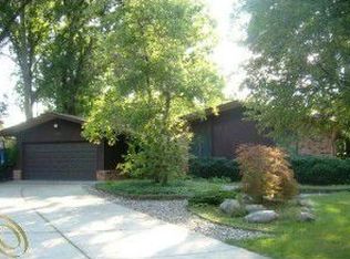 29385 Chatham Ct, Southfield, MI 48076