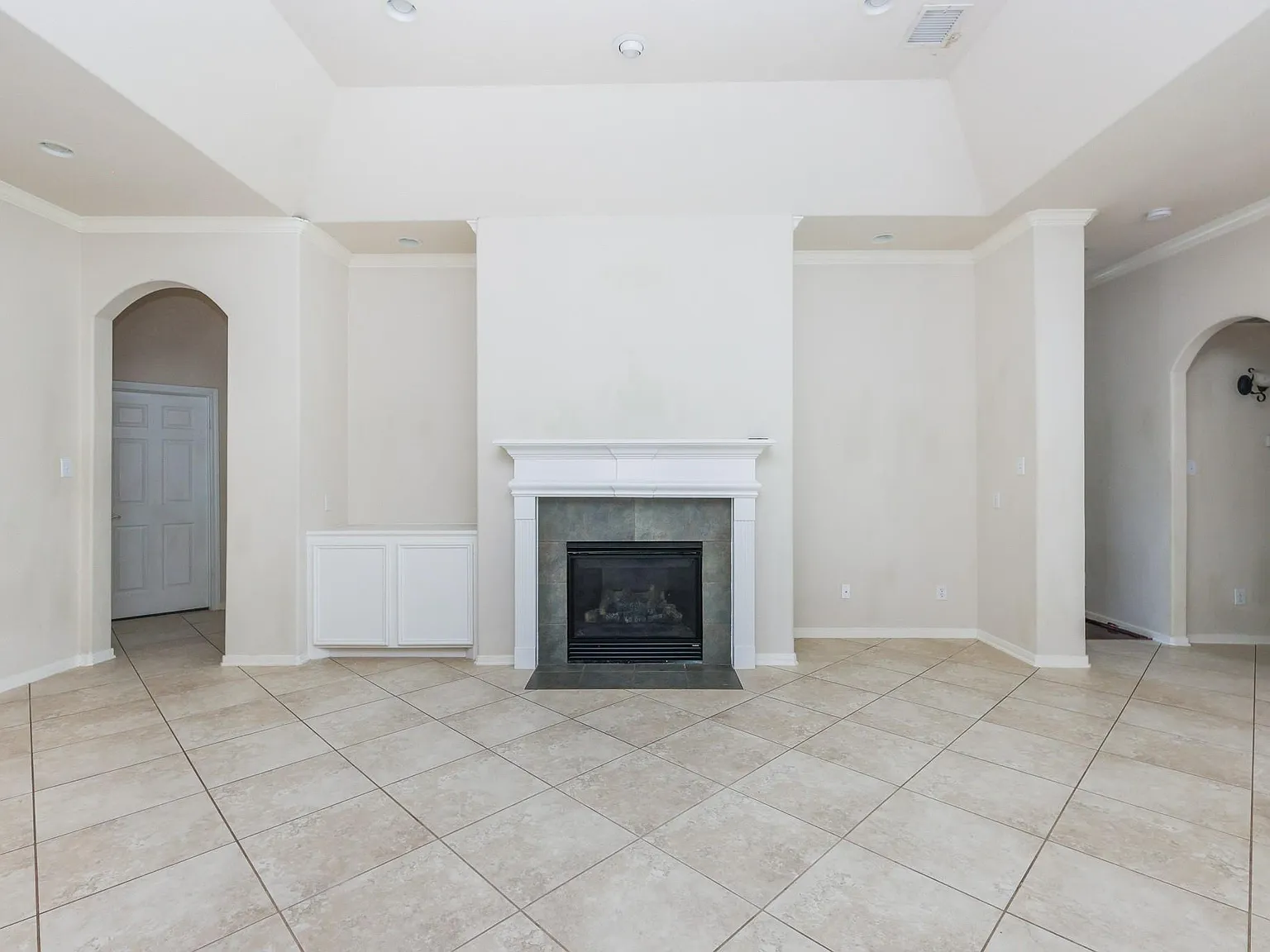 3 bed, 2.0 bath, 2425 sqft, $2,500 — Photo 4