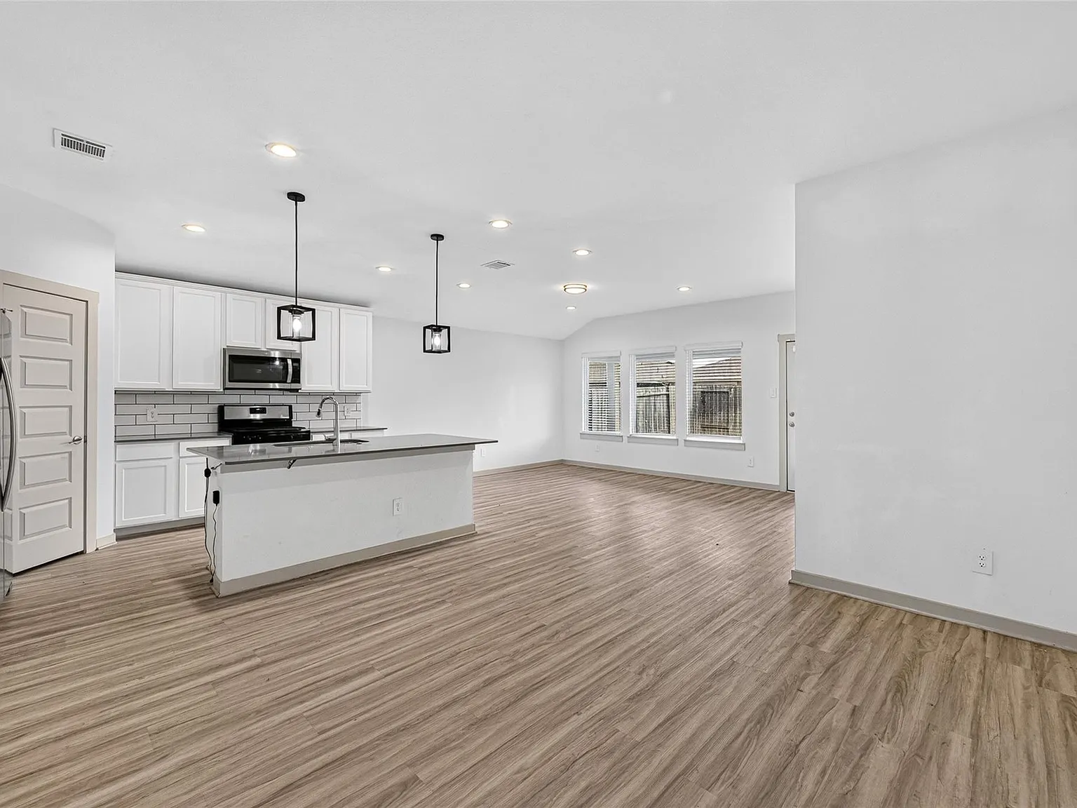 4 bed, 2.0 bath, 1749 sqft, $2,375 — Photo 4