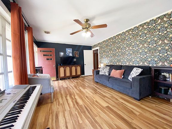 5th image of 806 Main St