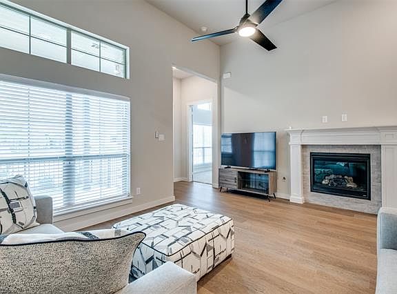 4th image of 482 Wisteria Way
