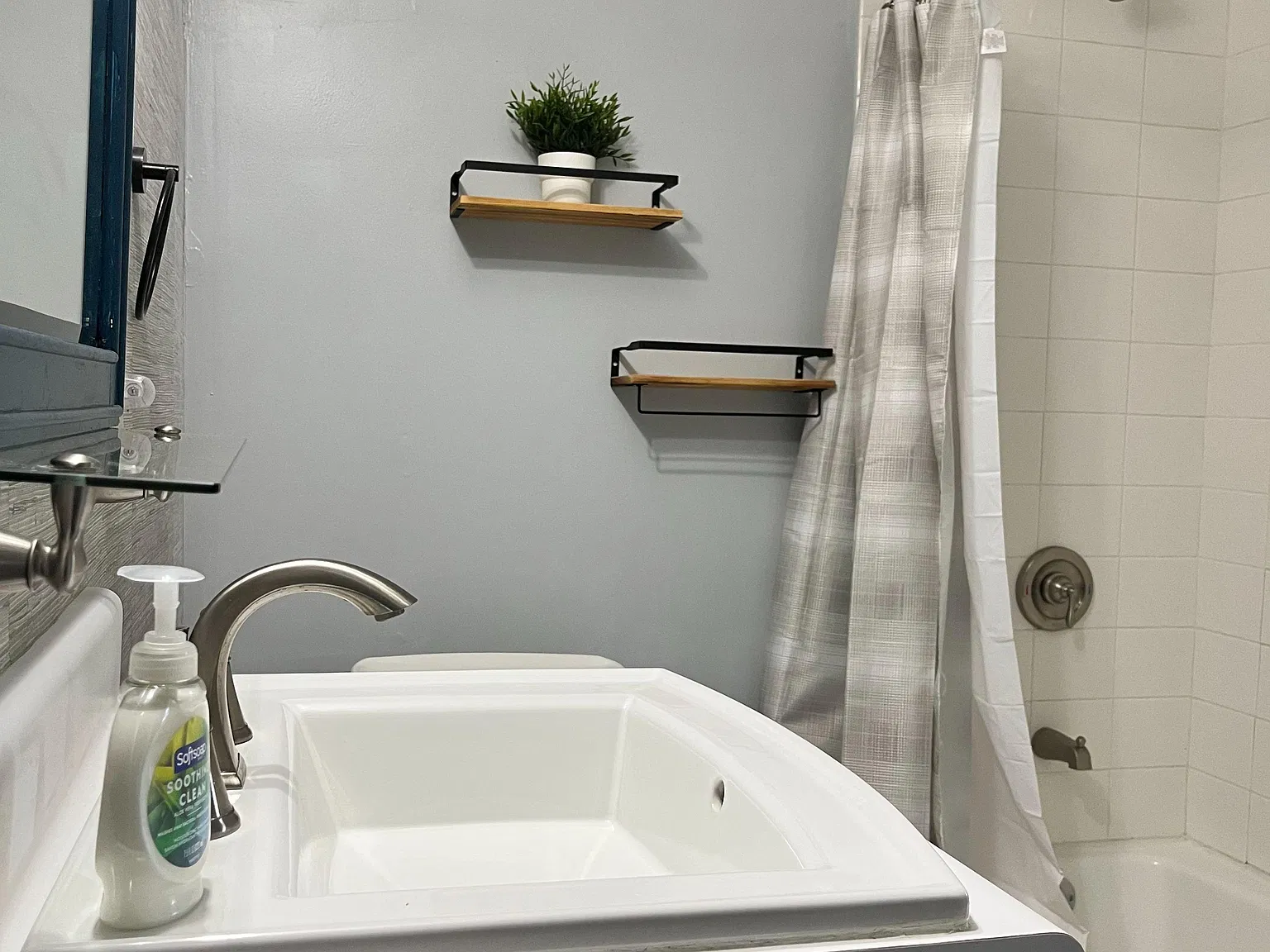 4 bed, 1.0 bath, 4158 sqft, $1,139 — Photo 4