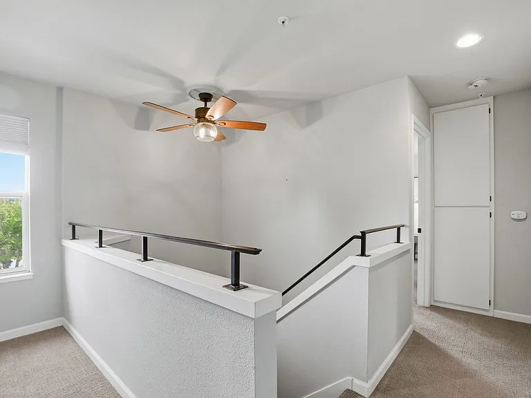 62 Avalon Ct — Photo 31