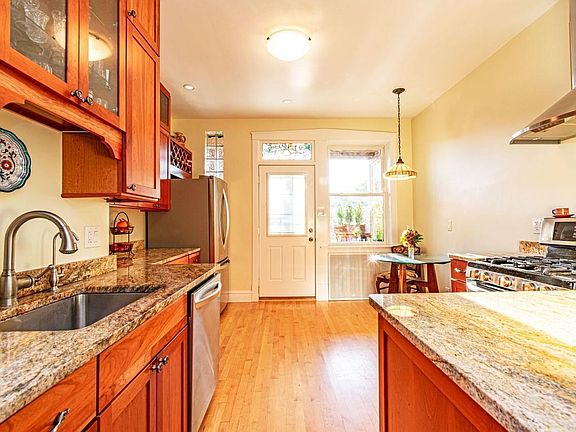 2nd image of 4930 N Whipple St #2