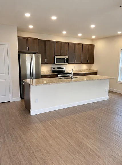 21 Longbranch Dr — Photo 2
