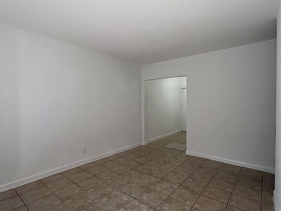 3rd image of 107 SW 18th Ave APT 6