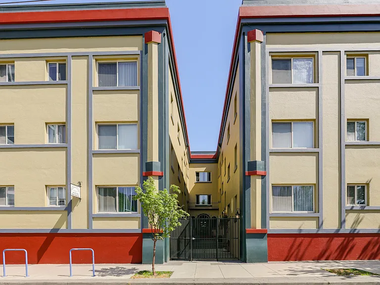 Chapman Court Aparments — Photo 19