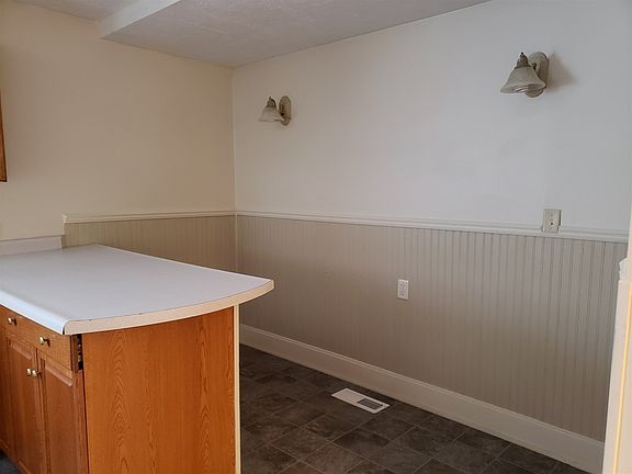3rd image of 230 E 7th St