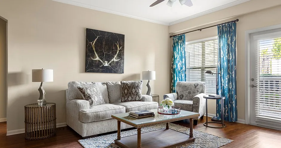 Claiborne Crossing Apartments — Photo 2