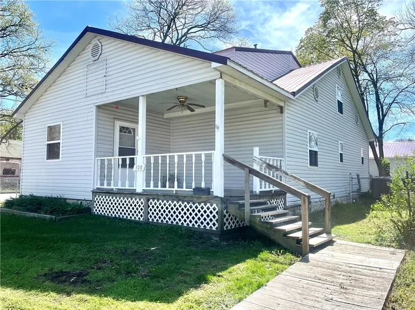 328 E Hickory St, Nevada, MO 64772