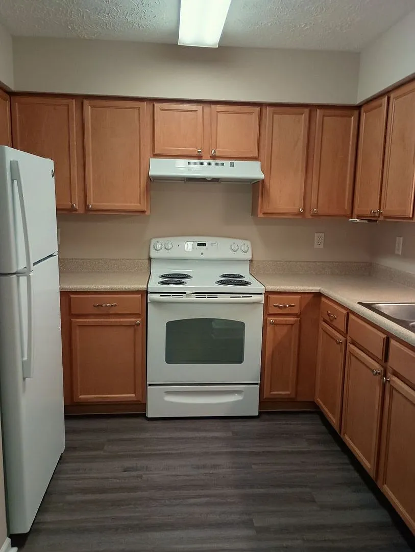 185 - COUNTRY VIEW APARTMENTS — Photo 2
