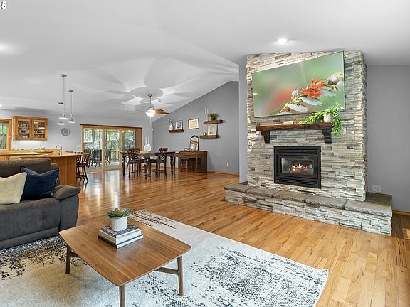 3rd image of 420 Starflower Dr