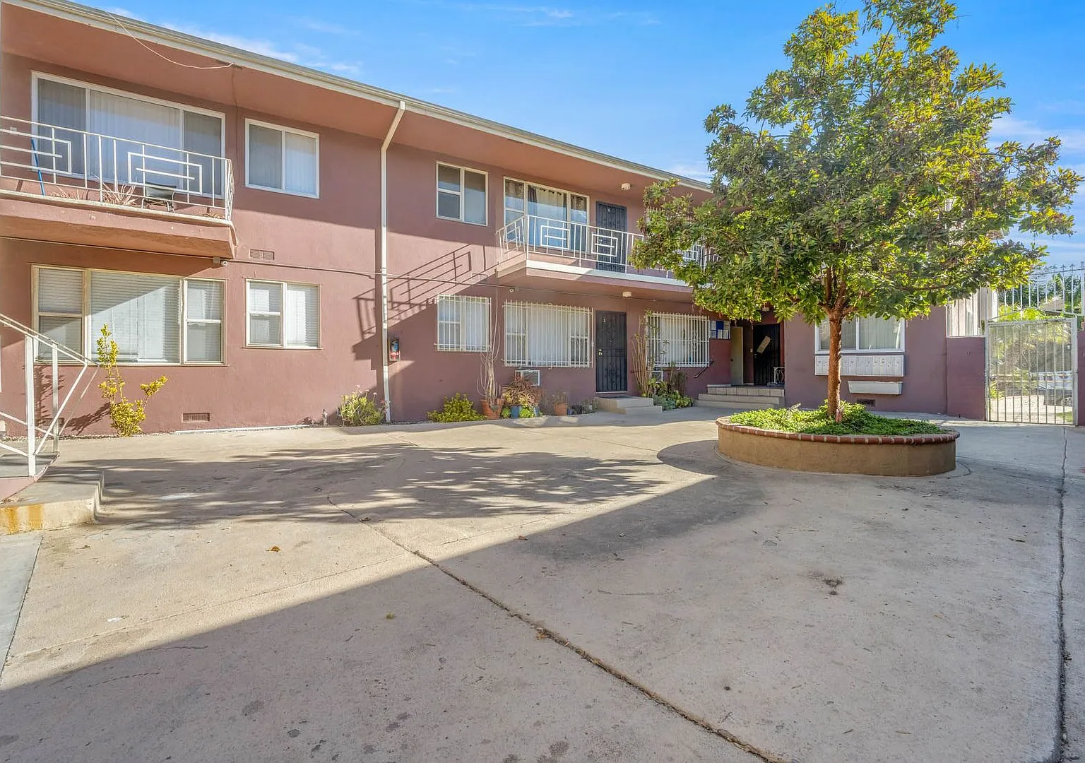 3907 Roxanne Ave — Photo 3